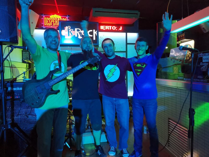 SuperHeRocks presta servicio en la subcategoría de  en 