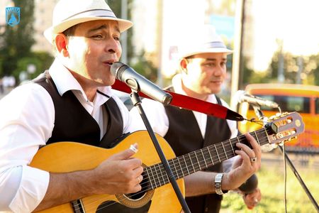 Rolando Hernandez presta servicio en la subcategoría de Orquestas, cantantes y grupos en Murcia
