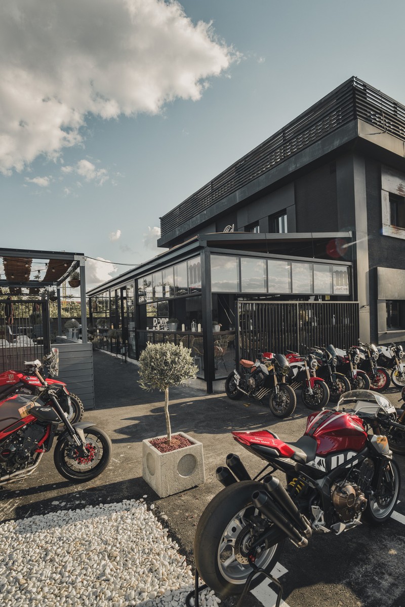 Revival Cafe presta servicio en la subcategoría de  en 