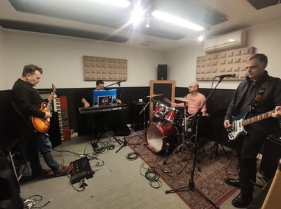 Yellow Fever Cover Band presta servicio en la subcategoría de Grupos de Rock y Pop en Madrid