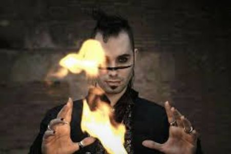 Acherón Delacroix presta servicio en la subcategoría de Magos en Tarragona