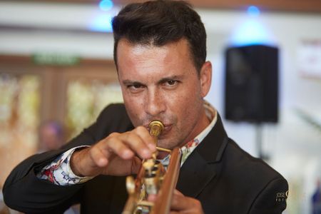 Rubén Hernandez presta servicio en la subcategoría de Orquestas, cantantes y grupos en Málaga