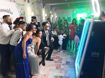 JG Eventos presta servicio en la subcategoría de Fotomatón y Photocall en Sevilla
