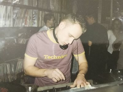 Sergio Mena presta servicio en la subcategoría de Djs en Valencia