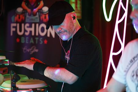 Fushion Beats presta servicio en la subcategoría de Orquestas, cantantes y grupos en Málaga