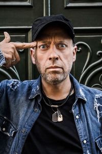 CARLOS BAU :"LOS HIMNOS DEL POP ESPAÑOL" presta servicio en la subcategoría de Orquestas, cantantes y grupos en A Coruña