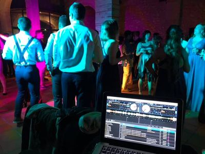 SO EMPORDÀ presta servicio en la subcategoría de Djs en Girona