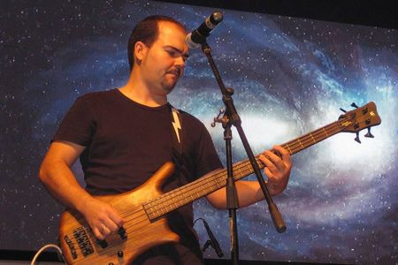 Dos Son Multitud presta servicio en la subcategoría de Grupos de Rock y Pop en Sevilla