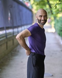 Eduardo del Olmo presta servicio en la subcategoría de Monologuistas, cómicos y humoristas  en Madrid