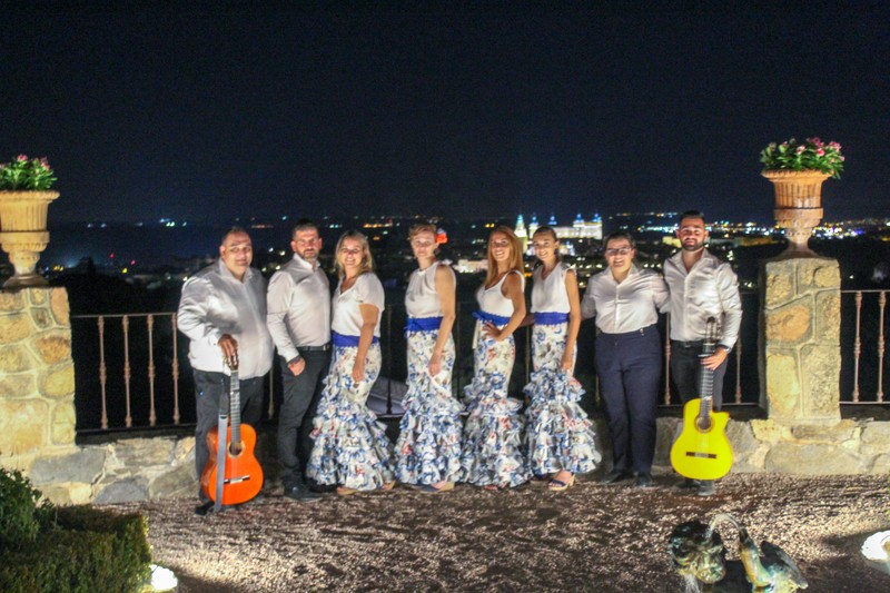 Coro rociero "Flor de Romero" presta servicio en la subcategoría de  en 