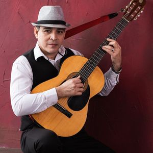 Señor Bolero, Dúo Habana presta servicio en la subcategoría de Orquestas, cantantes y grupos en Alicante