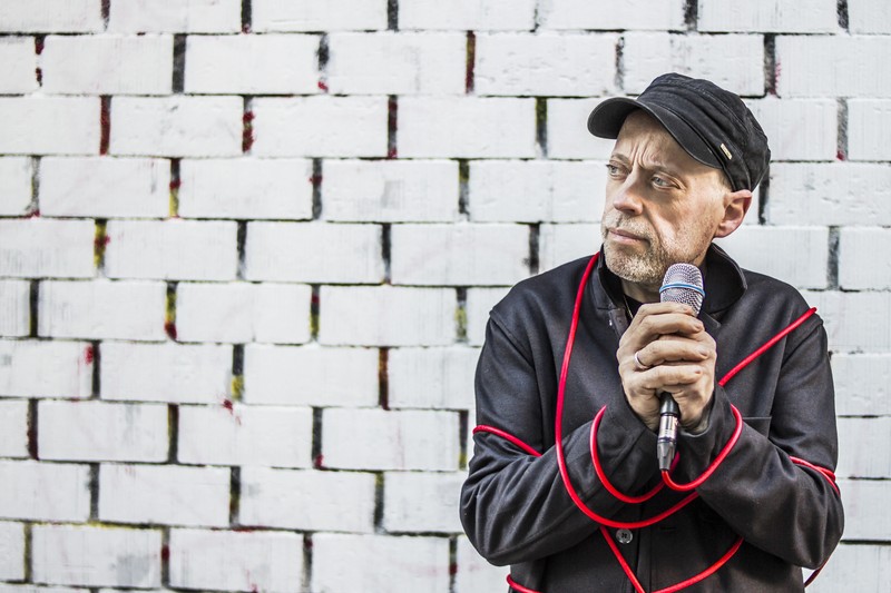 CARLOS BAU :"LOS HIMNOS DEL POP ESPAÑOL" presta servicio en la subcategoría de  en 