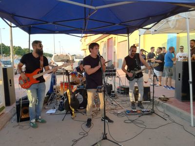 The Power Band presta servicio en la subcategoría de Grupos de Rock y Pop en Murcia