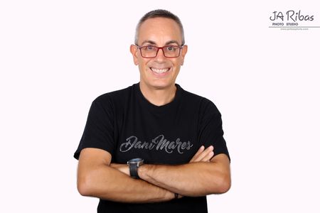 Dani Mares presta servicio en la subcategoría de Monologuistas, cómicos y humoristas  en Valencia