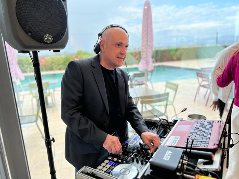 Jordi Rius DJ presta servicio en la subcategoría de  en 