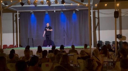 KelsComedy – Comedia para eventos y empresas presta servicio en la subcategoría de Monologuistas, cómicos y humoristas  en Madrid