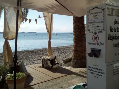 Funny Booth presta servicio en la subcategoría de Fotomatón y Photocall en Alicante