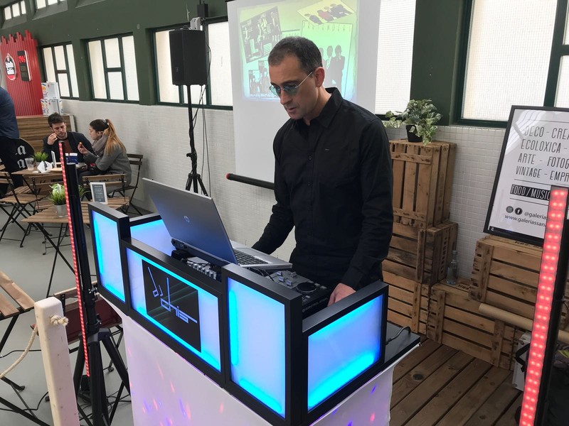 Dj Chis presta servicio en la subcategoría de  en 