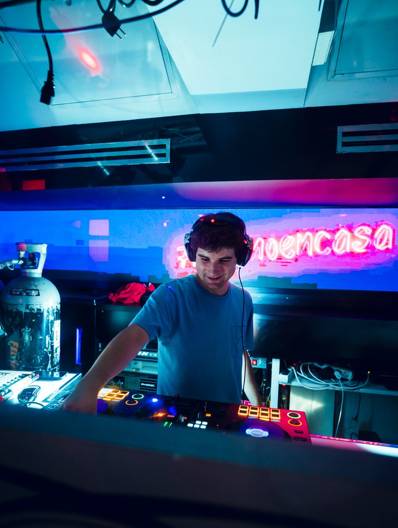 DjCarrera presta servicio en la subcategoría de  en 