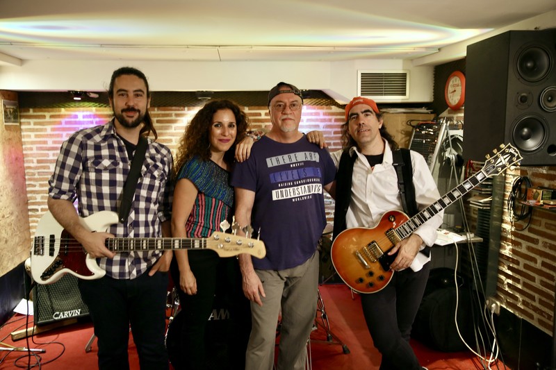 Get Back Cover Band presta servicio en la subcategoría de  en 