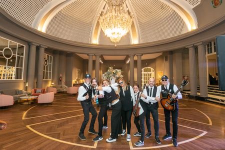 Seven en concierto presta servicio en la subcategoría de Orquestas, cantantes y grupos en Zaragoza