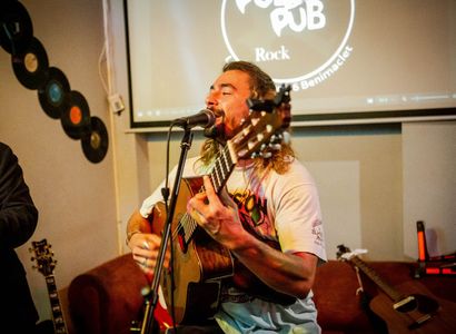 Viny Music presta servicio en la subcategoría de Orquestas, cantantes y grupos en Valencia