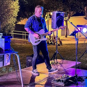 QUEIMADA presta servicio en la subcategoría de Grupos de Rock y Pop en Madrid