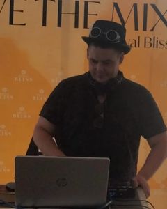 Navarro DJ presta servicio en la subcategoría de Djs en Granada