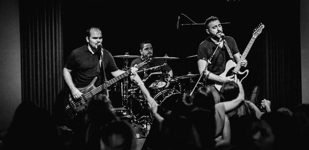 Dos Son Multitud presta servicio en la subcategoría de Grupos de Rock y Pop en Sevilla