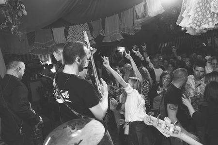 MIRRORBALL VERSIONES POPROCK presta servicio en la subcategoría de Grupos de Rock y Pop en Cádiz