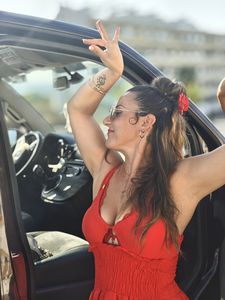 Showlera sound presta servicio en la subcategoría de Orquestas, cantantes y grupos en Alicante