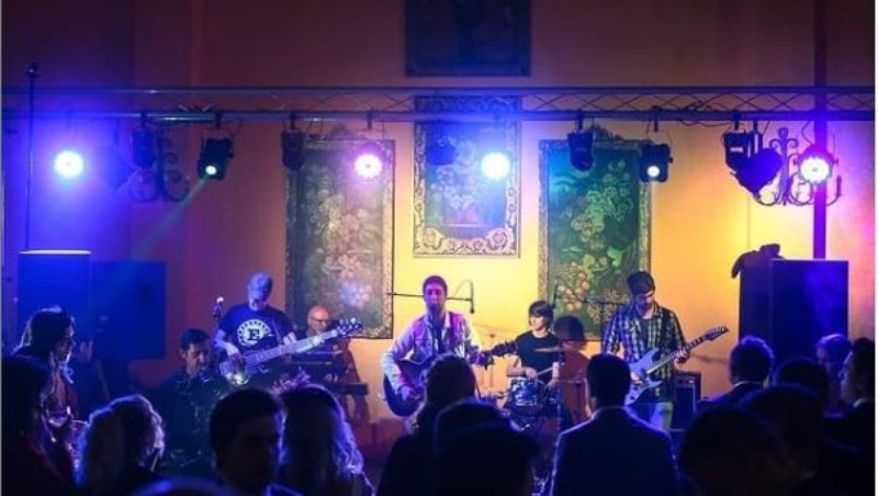 Enchufados Rock presta servicio en la subcategoría de  en 