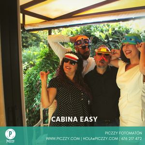 Piczzy Fotomatón presta servicio en la subcategoría de Fotomatón y Photocall en Santa Cruz de Tenerife