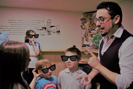 Niko Magias presta servicio en la subcategoría de Magos en A Coruña