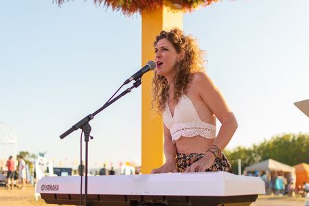 Cris Rabell presta servicio en la subcategoría de Orquestas, cantantes y grupos en Tarragona