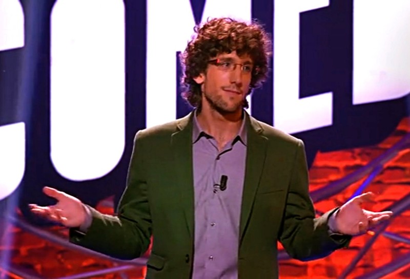 Comedia presta servicio en la subcategoría de  en 