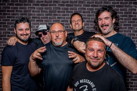 EN EL DIQUE presta servicio en la subcategoría de Grupos de Rock y Pop en Barcelona