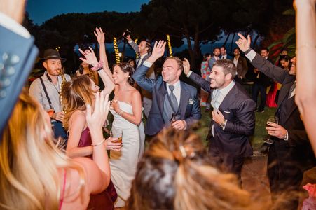 Escudero Sax presta servicio en la subcategoría de Orquestas, cantantes y grupos en Barcelona