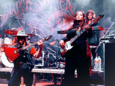 Supersónica presta servicio en la subcategoría de Grupos de Rock y Pop en Madrid