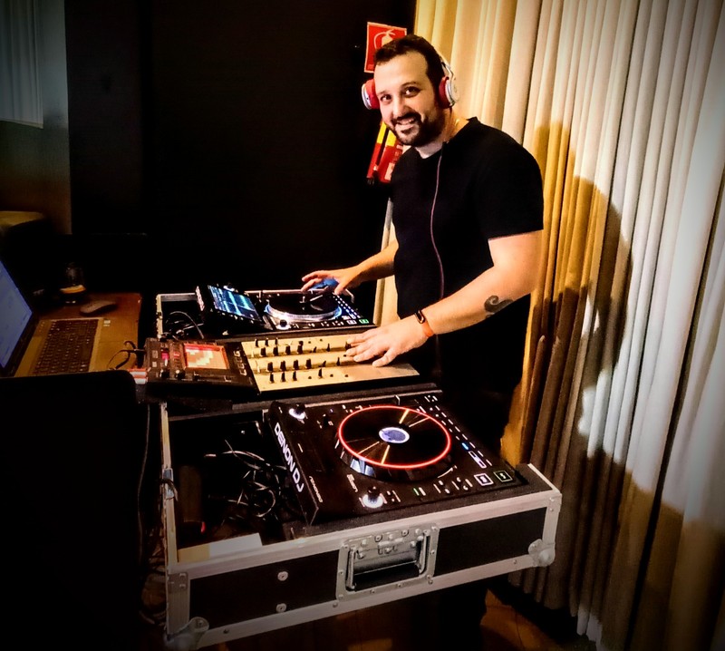 Dj Ruben Hidalgo presta servicio en la subcategoría de  en 