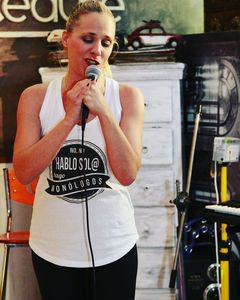 Patrizia Con Zeta presta servicio en la subcategoría de Monologuistas, cómicos y humoristas  en Barcelona