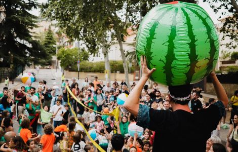 Companyia d'espectacles i animacions Un Pam De Nas. Amb magic Mr. Posay presta servicio en la subcategoría de Magos para niños en Barcelona