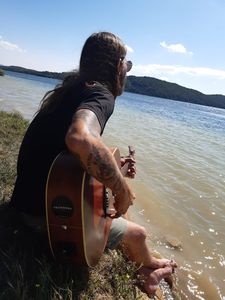 Arnau Coderch presta servicio en la subcategoría de Orquestas, cantantes y grupos en Vizcaya