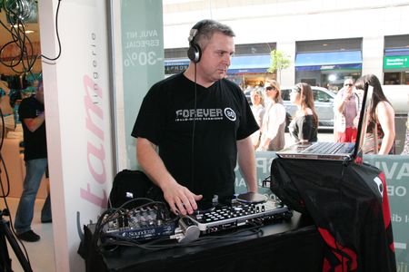 DISCOBAILE presta servicio en la subcategoría de Djs en Barcelona