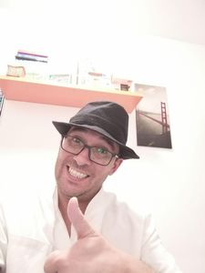 Luis San Román presta servicio en la subcategoría de Monologuistas, cómicos y humoristas  en Barcelona