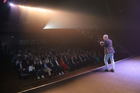 Sr. Corrales presta servicio en la subcategoría de Monologuistas, cómicos y humoristas  en Madrid
