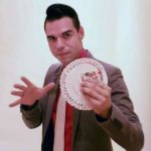 Marc Sàbat ilusionista presta servicio en la subcategoría de Magos en Girona