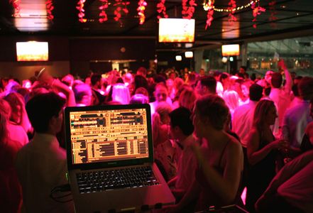 DJ Jose //II Sincro Audiovisual presta servicio en la subcategoría de Djs en A Coruña