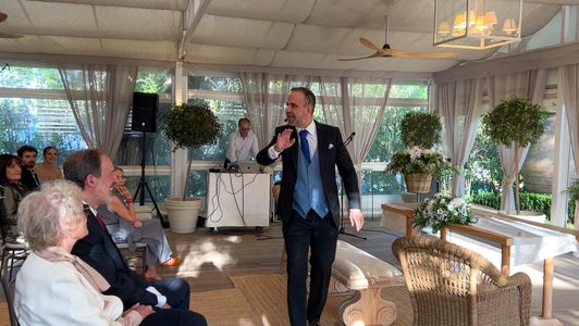Fran Cortés presta servicio en la subcategoría de Maestros de Ceremonias, Oficiantes y Presentadores en Madrid