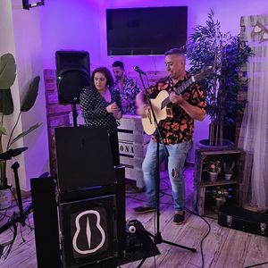 DE NORTE A SUR presta servicio en la subcategoría de Orquestas, cantantes y grupos en Murcia